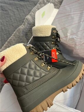 Storm by Cougar Olive Green Quilted Waterproof Winter Boots Sherpa Cuff Size 9